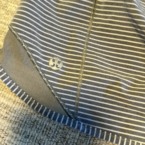 lululemon hotty hot shorts 2.5” (8) - Picture 4 of 6